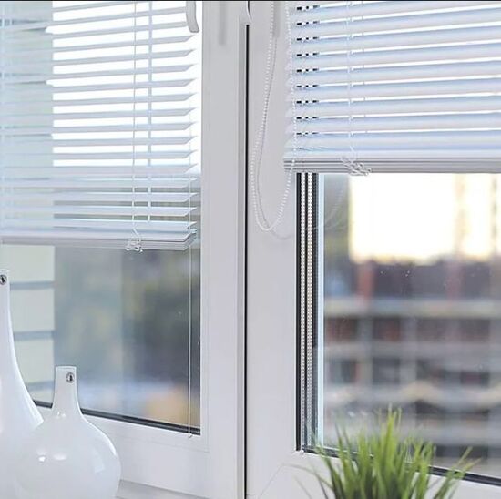 Алюминиевые горизонтальные жалюзи с пультом управления