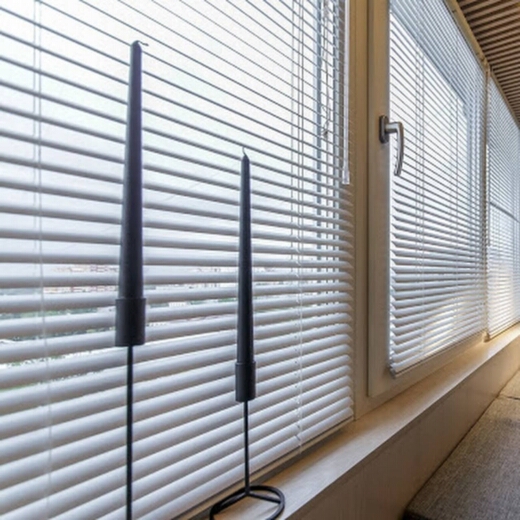 Алюминиевые жалюзи на балкон