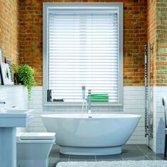 Алюминиевые горизонтальные жалюзи для ванной комнаты на окна цена. Купить в «Мастерская Жалюзи»